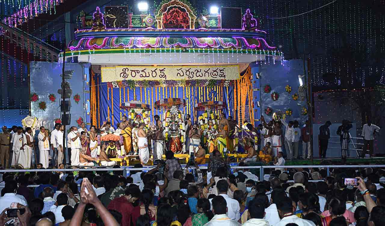 Devotees congregate at Bhadradri temple for ‘Uttara Dwara Darshanam’