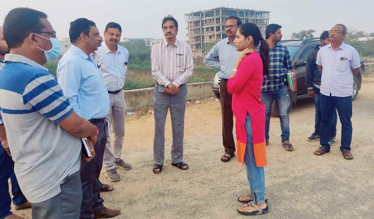GWMC commissioner asks officials to speed up Bhadrakali Bund works