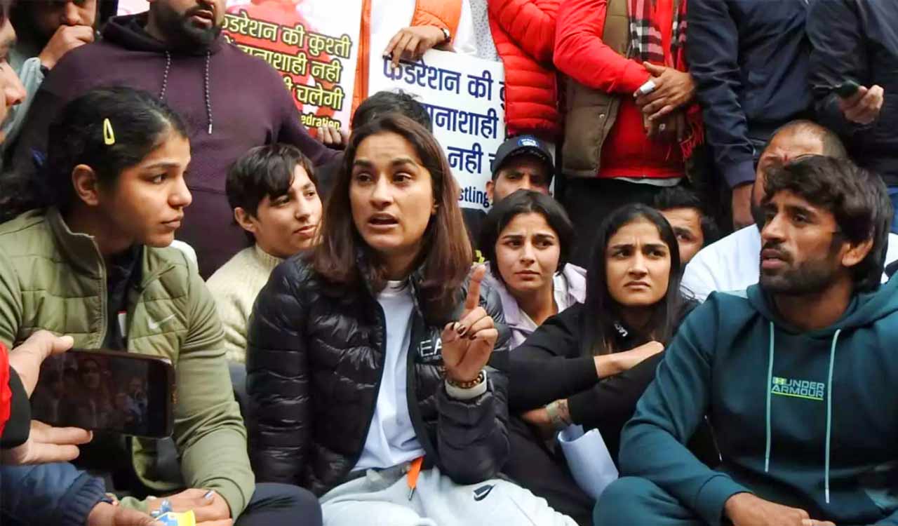 Geeta, Babita Phogat support cousin Vinesh and other wrestlers in protest against WFI