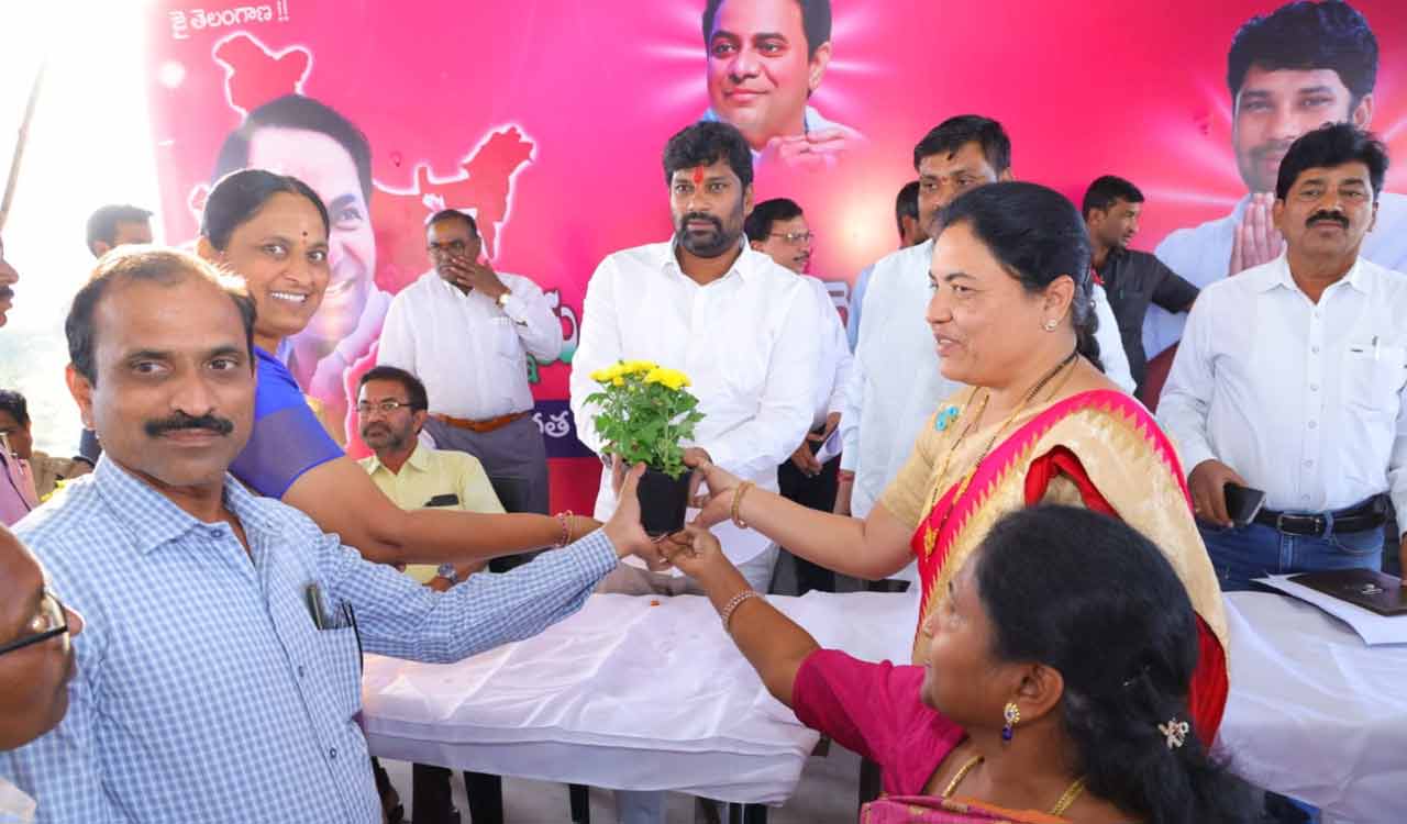 Balka Suman instructs officials to expedite developmental works in Chennur