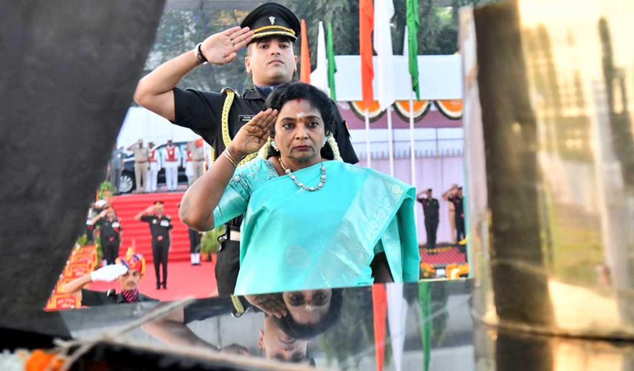 Governor chooses R-Day for bitter political rhetoric