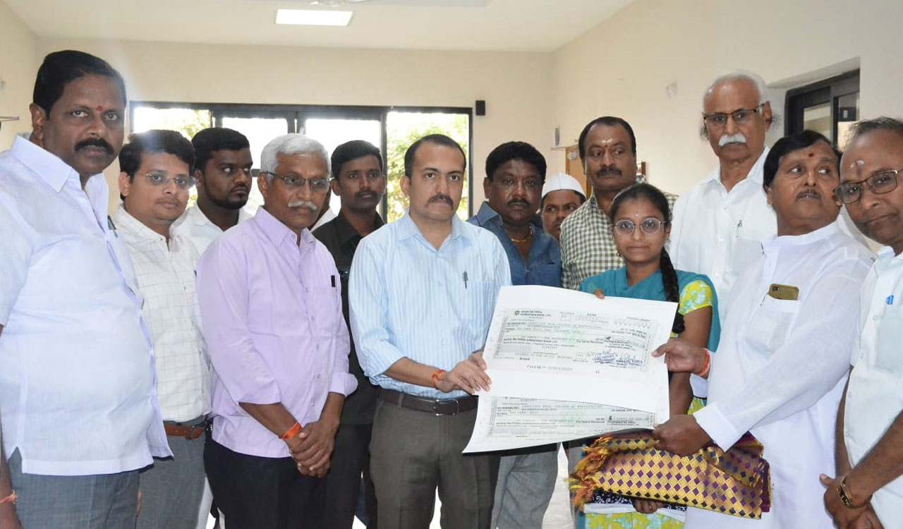Siddipet Rice Millers Association donates Rs 3.44 lakh to HORTICET ranker G Sravanthi