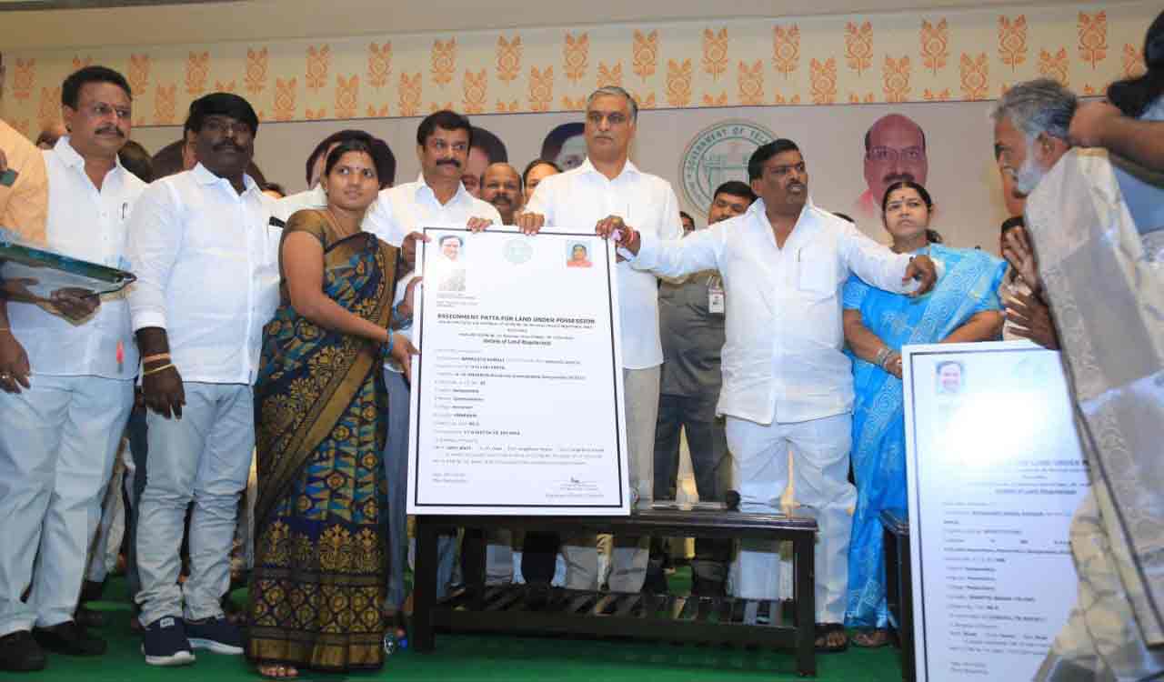 Harish Rao distributes house pattas in Patancheru