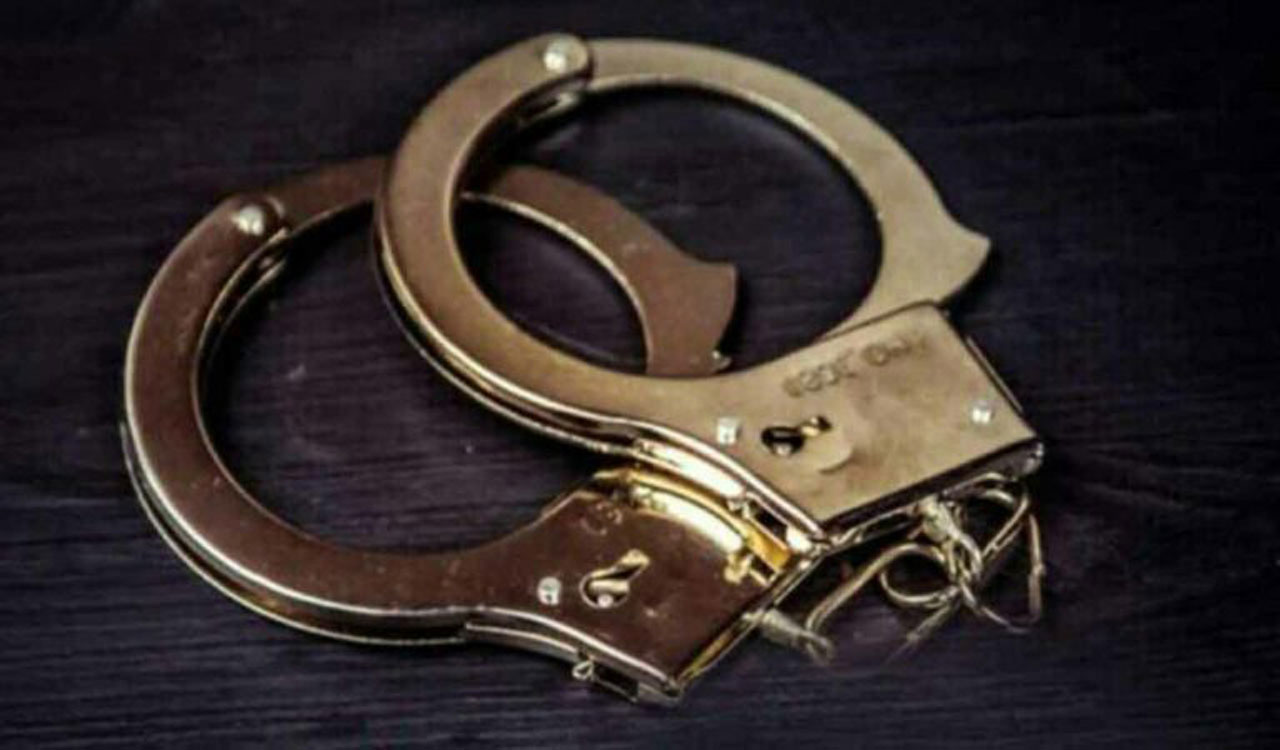 Small time actor and wife held for cheating in Hyderabad
