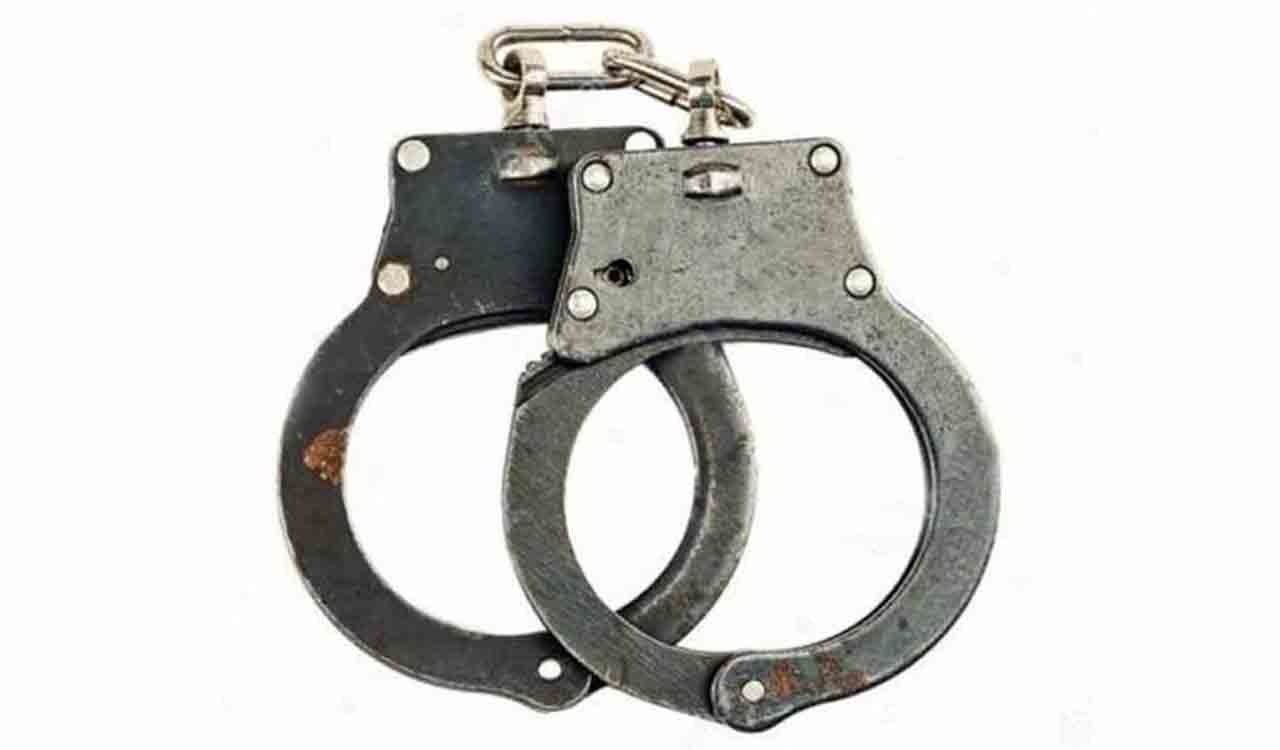 Auto driver held for house burglaries in Asifabad