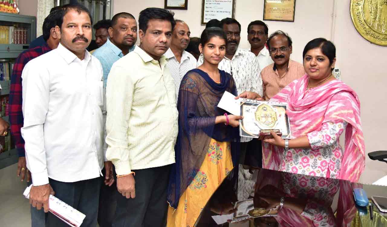 Meritorious students get cash reward in Mancherial