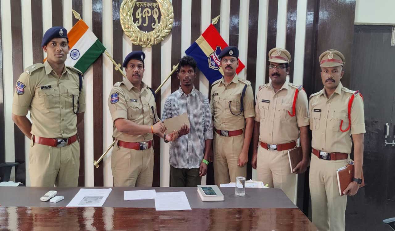 Maoist Dalam member surrenders before Mulugu SP