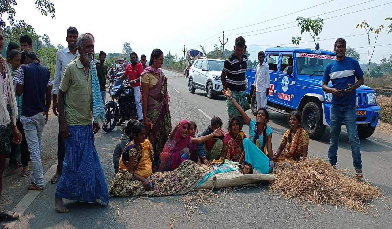 Mahabubabad: Relatives of road accident victims stage rasta roko, demand justice