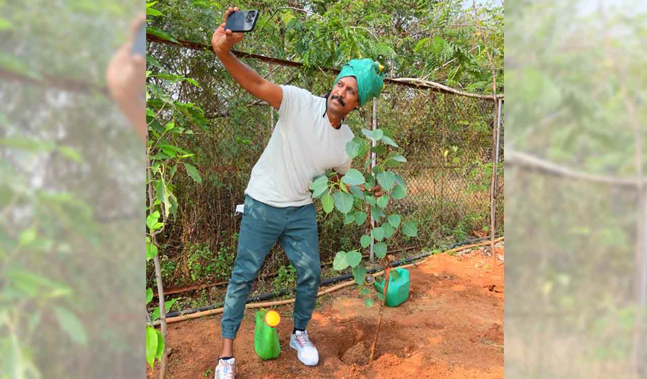 Hyderabad: Actor Samuthirakani takes part in Green India Challenge