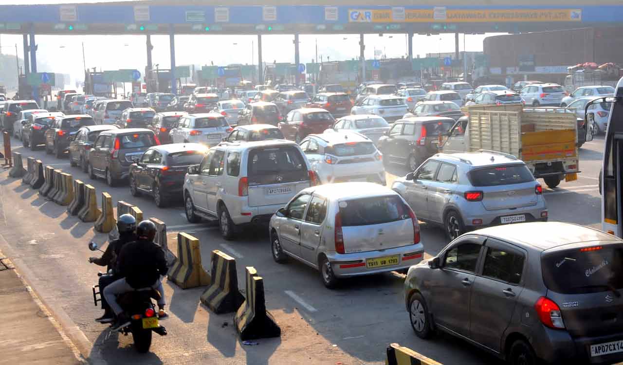 Sankranti rush: Highways jam-packed with traffic in Telangana