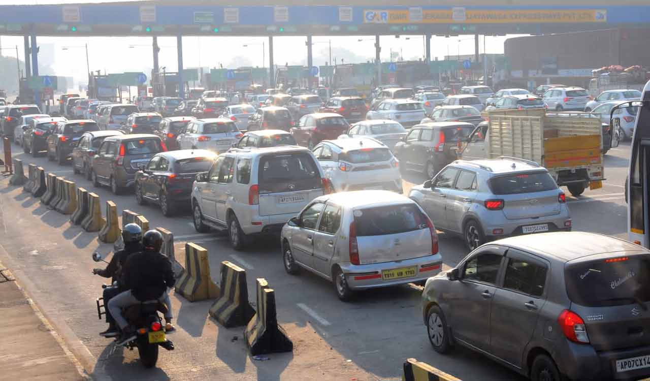 Sankranti rush: Major traffic snarl at Panthangi toll plaza