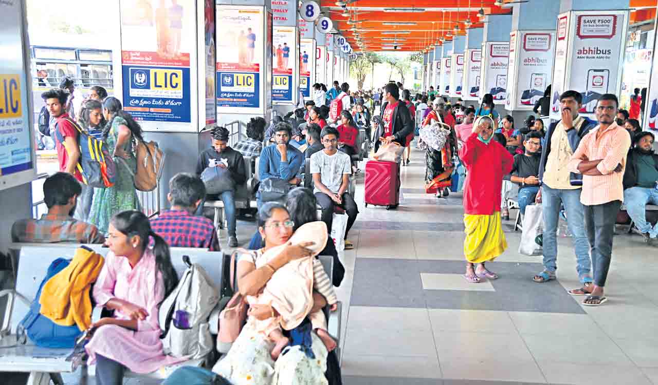 Hyderabad: Railway, bus stations witness huge rush ahead of Sankranti
