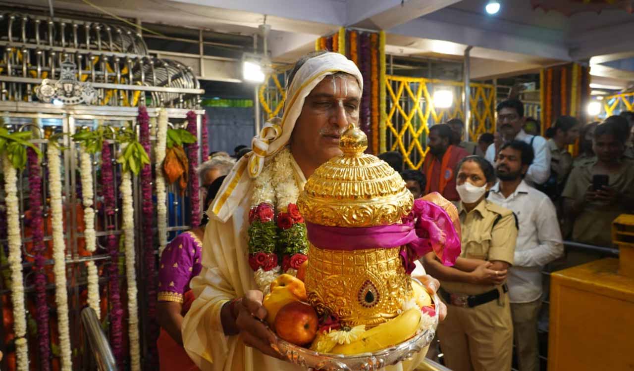 Siddipet: Harish Rao presents gold crown to Sri Venkateshwara Swamy Temple