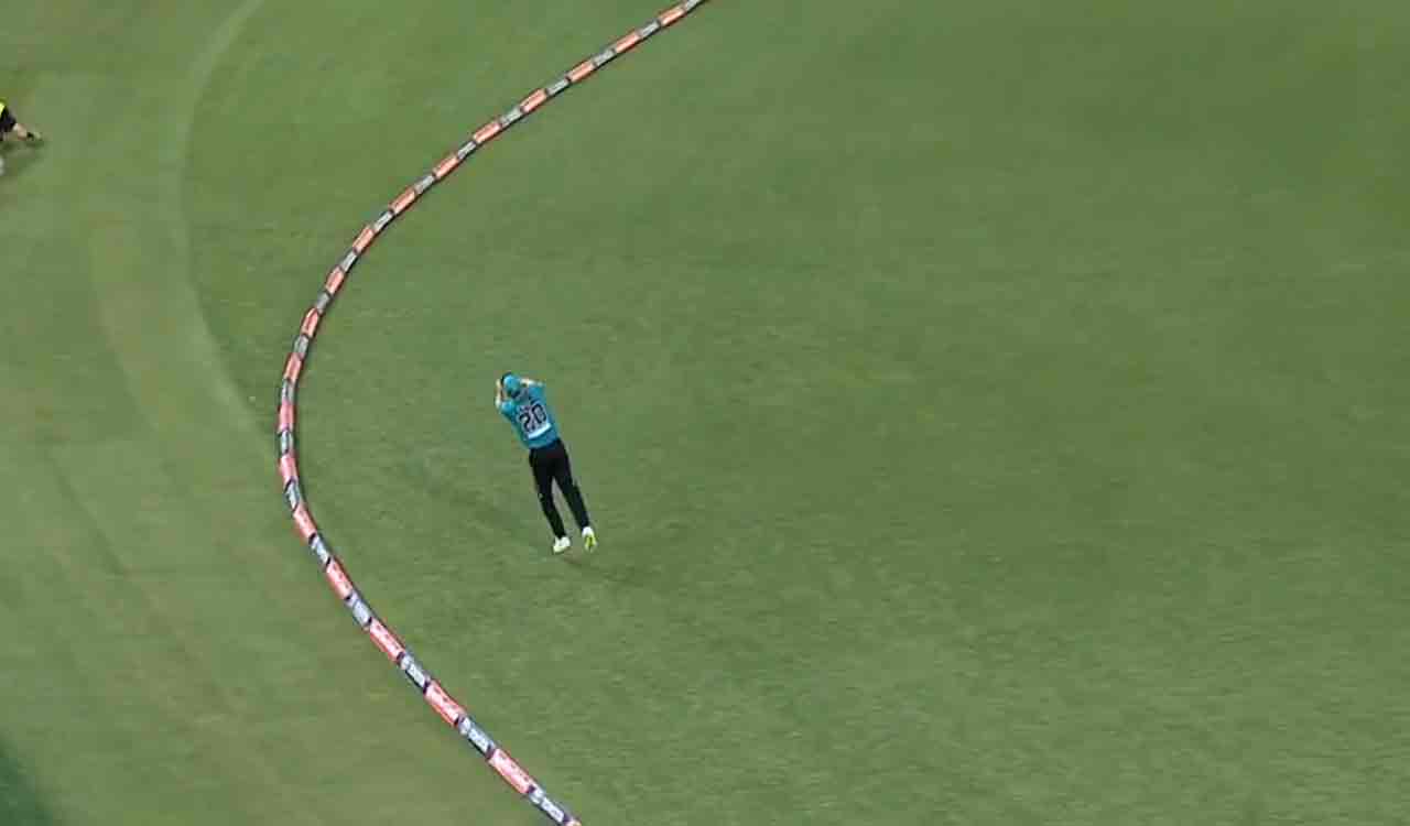 ‘Not Out’ trends on Twitter after controversial review rules batsman out in BBL