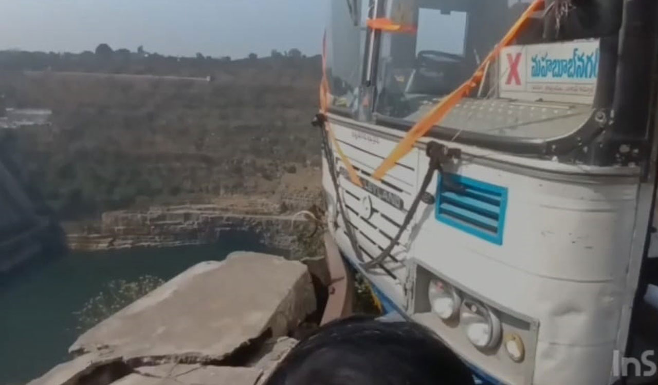 Close shave for TSRTC passengers on Srisailam ghat road