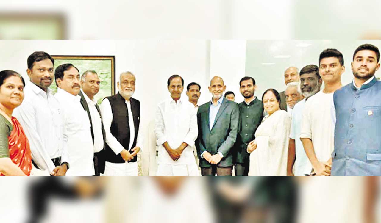 Kamlesh Patel calls on CM KCR at Pragathi Bhavan