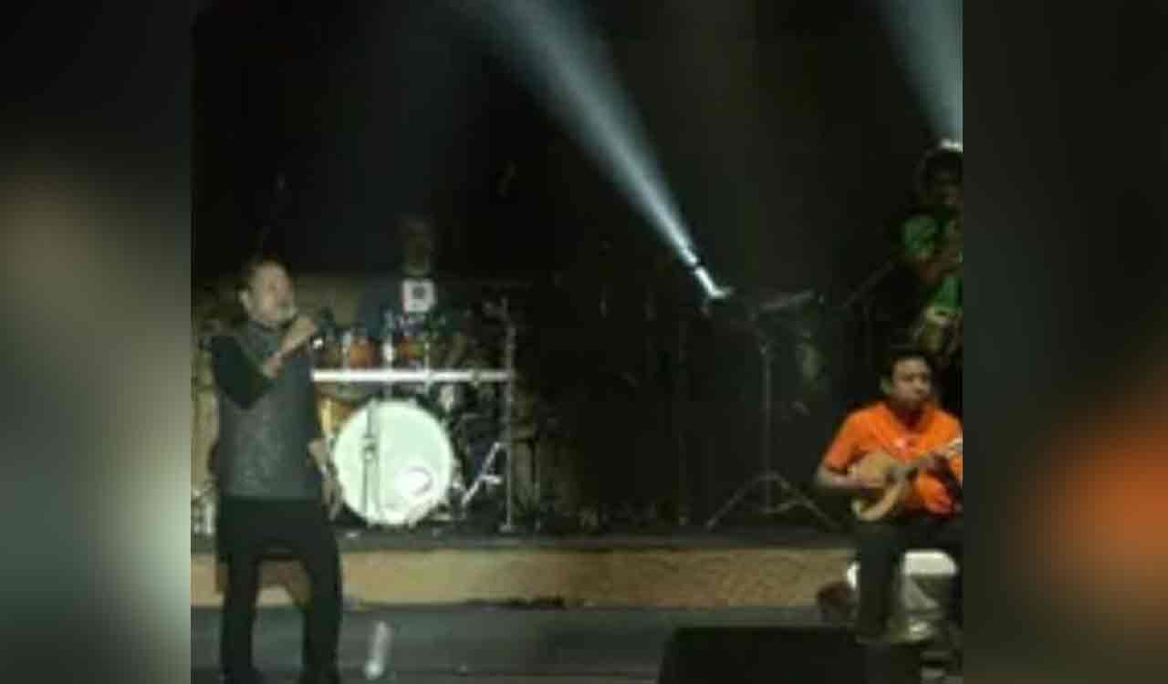 Two youths detained for throwing bottles at Kailash Kher in K’taka