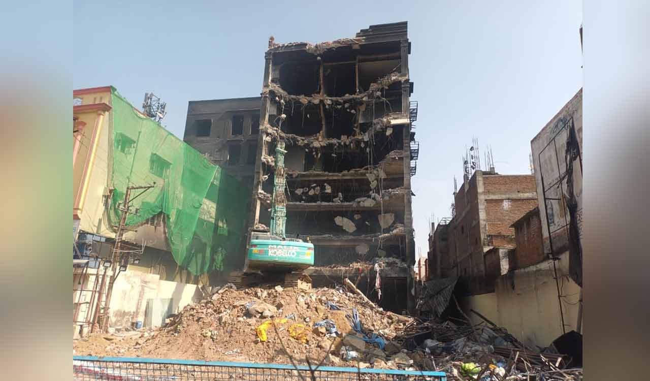Hyderabad: Demolition of commercial complex at brisk pace
