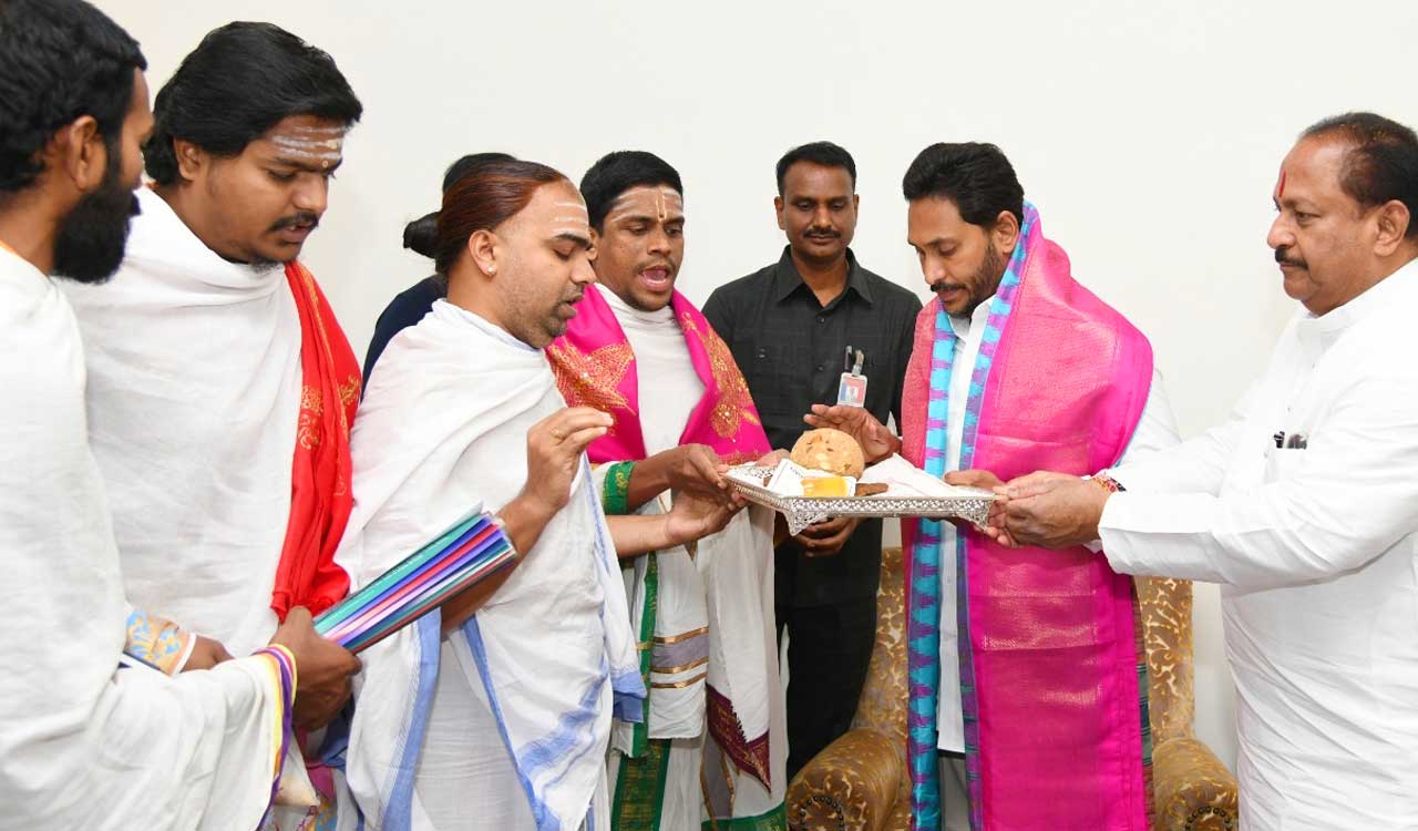 Vedic Pandits bless Andhra CM Jagan on New Year
