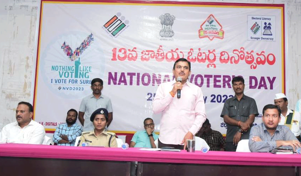 Sangareddy Collector asks youngsters aged 18 to enroll as voters