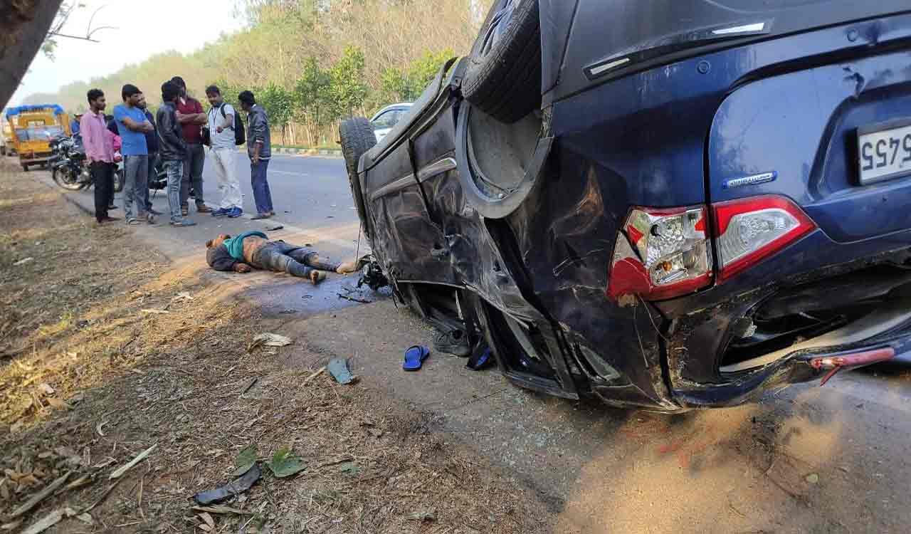 One killed, four injured in road accident in Mulugu