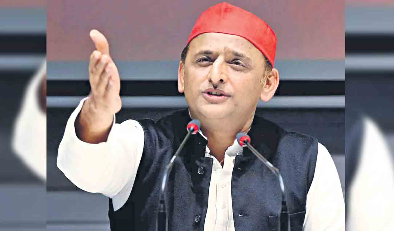 KCR key to rebuild the nation, says Akhilesh