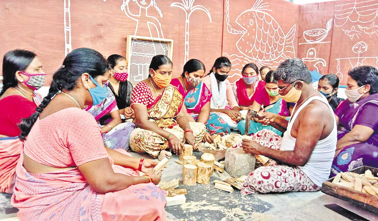 This Hyderabadi duo making all-out efforts to preserve dying art of Kondapalli bommalu