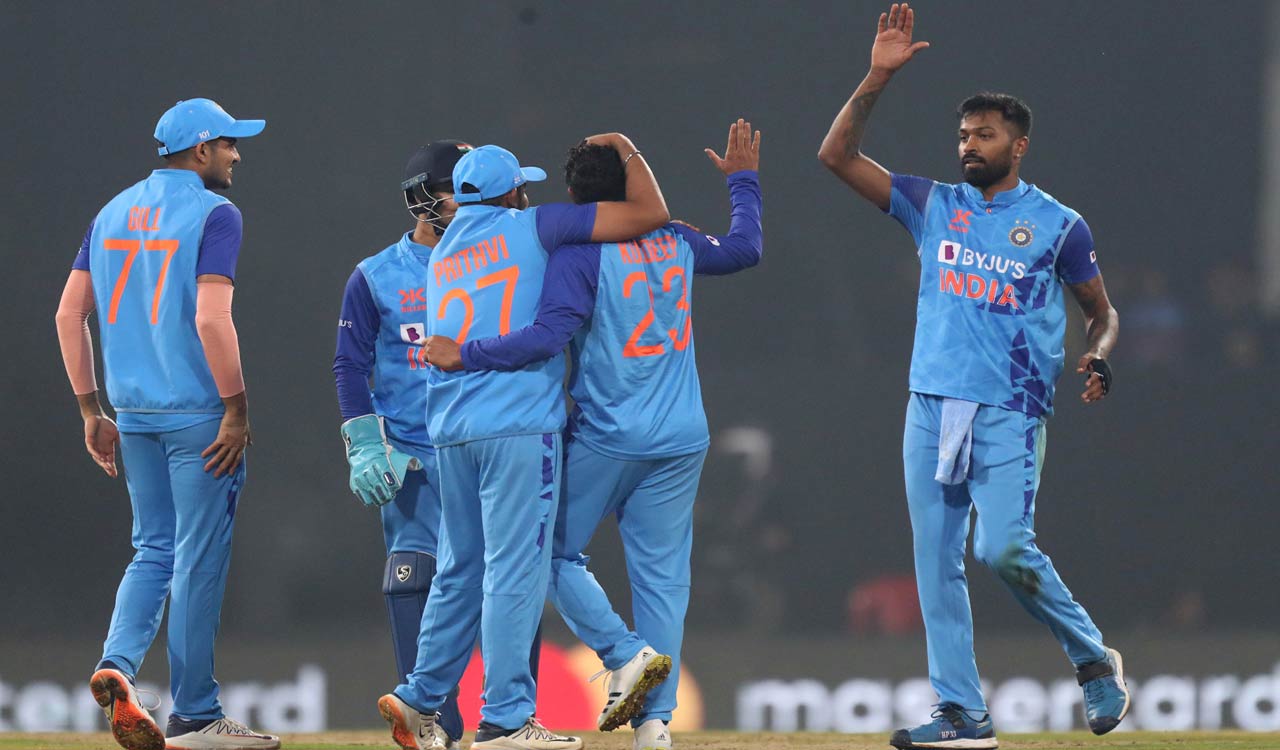 IND vs NZ, 2nd T20: Hosts pull off nervy win over Kiwis to level series