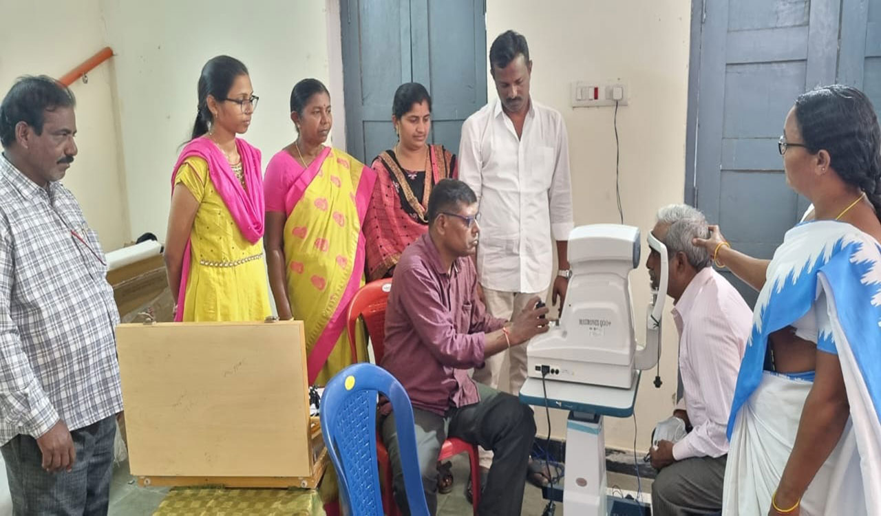 People from AP undergo eye check up at Kanti Velugu camp in Kodad; praise Teangana CM