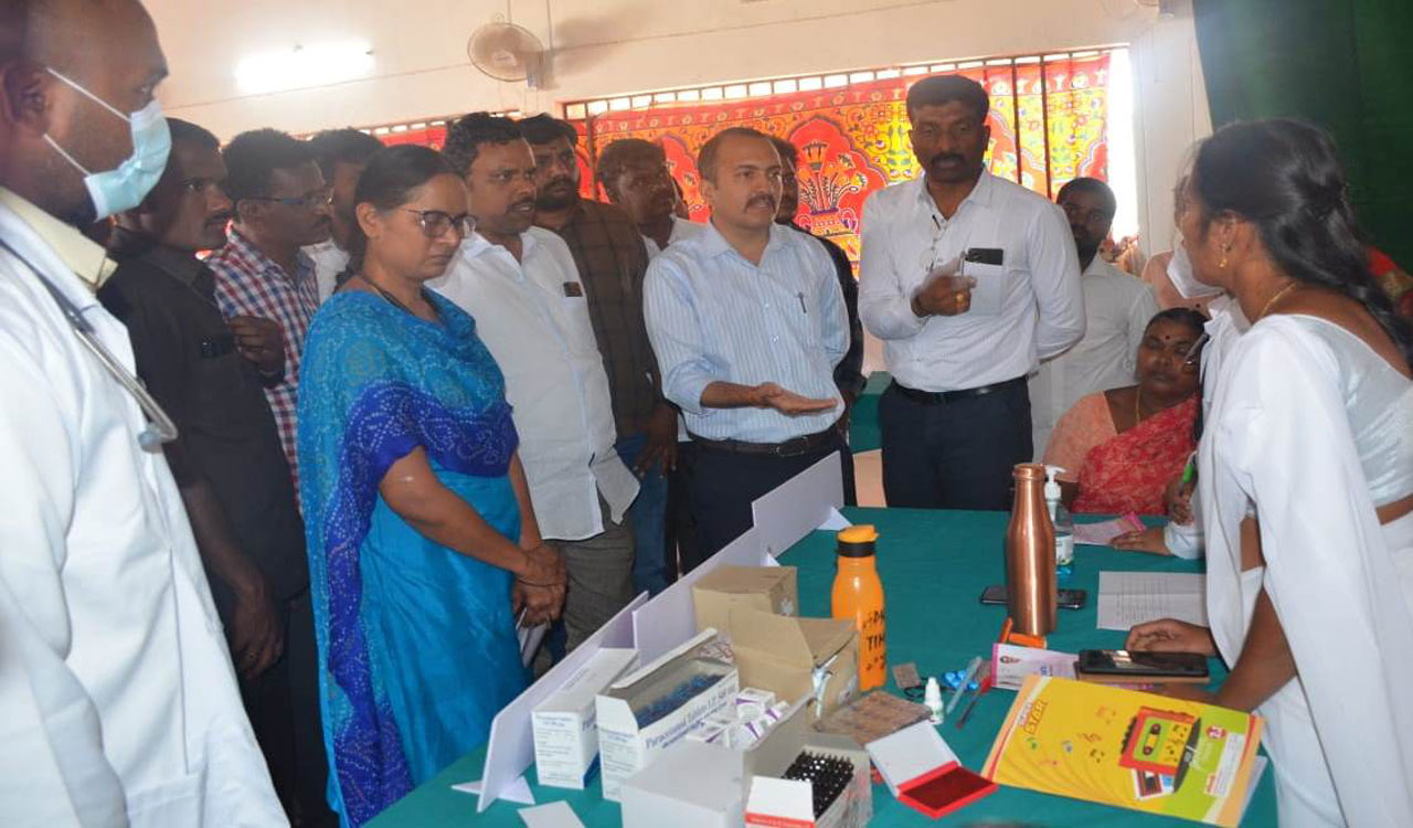 Collector makes surprise visit to Kanti Velugu camp in Siddipet