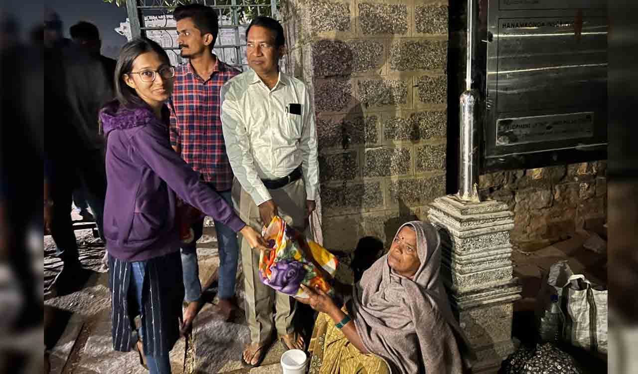 Warangal KITS students distribute blankets to needy