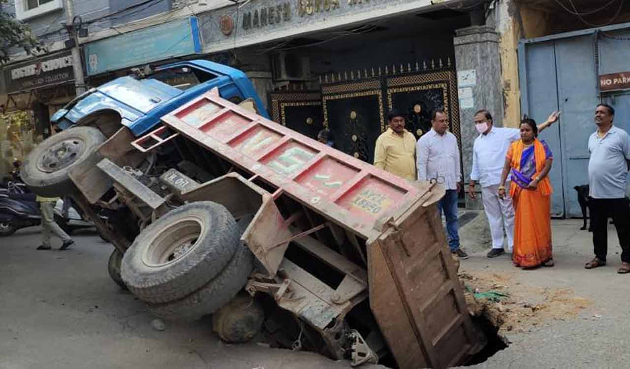 Hyderabad: Road caves in at Himayatnagar
