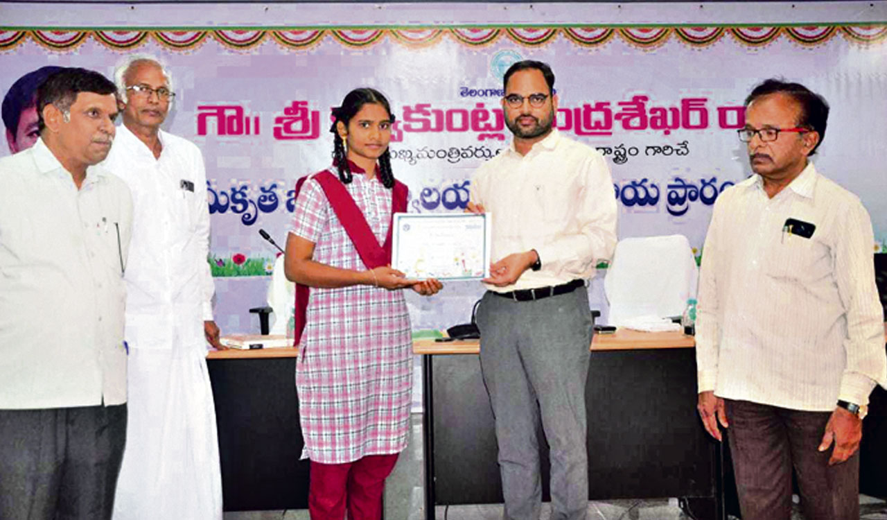 Mahabubabad Collector felicitates student for attending YIP 2023 programme
