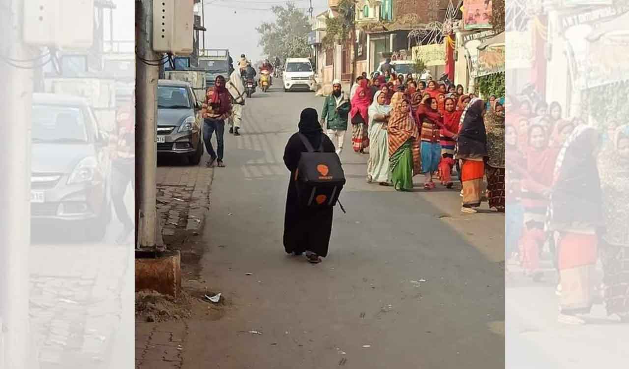 Woman with backpack – How a pic is changing her life