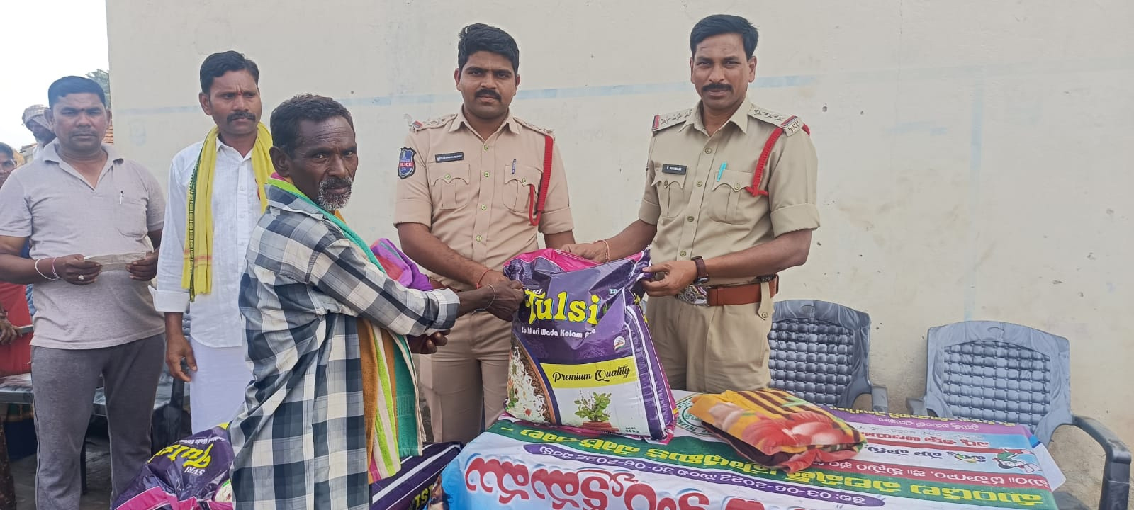 Police donate blankets, rice to tribals in Asifabad