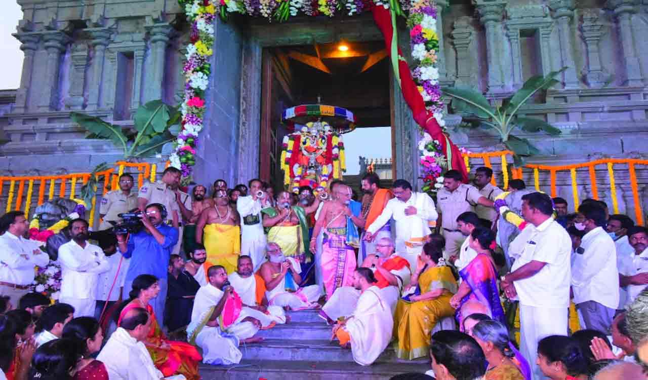 Over 1 lakh devotees throng Yadadri for Uttara Dwara Darshanam