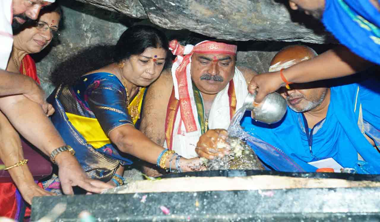 Telangana: Minister Errabelli presents silk clothes at Palakurthy temple