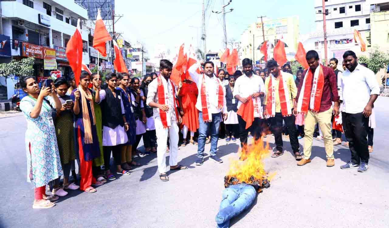 Hanamkonda: AISF activists burn Centre’s effigy