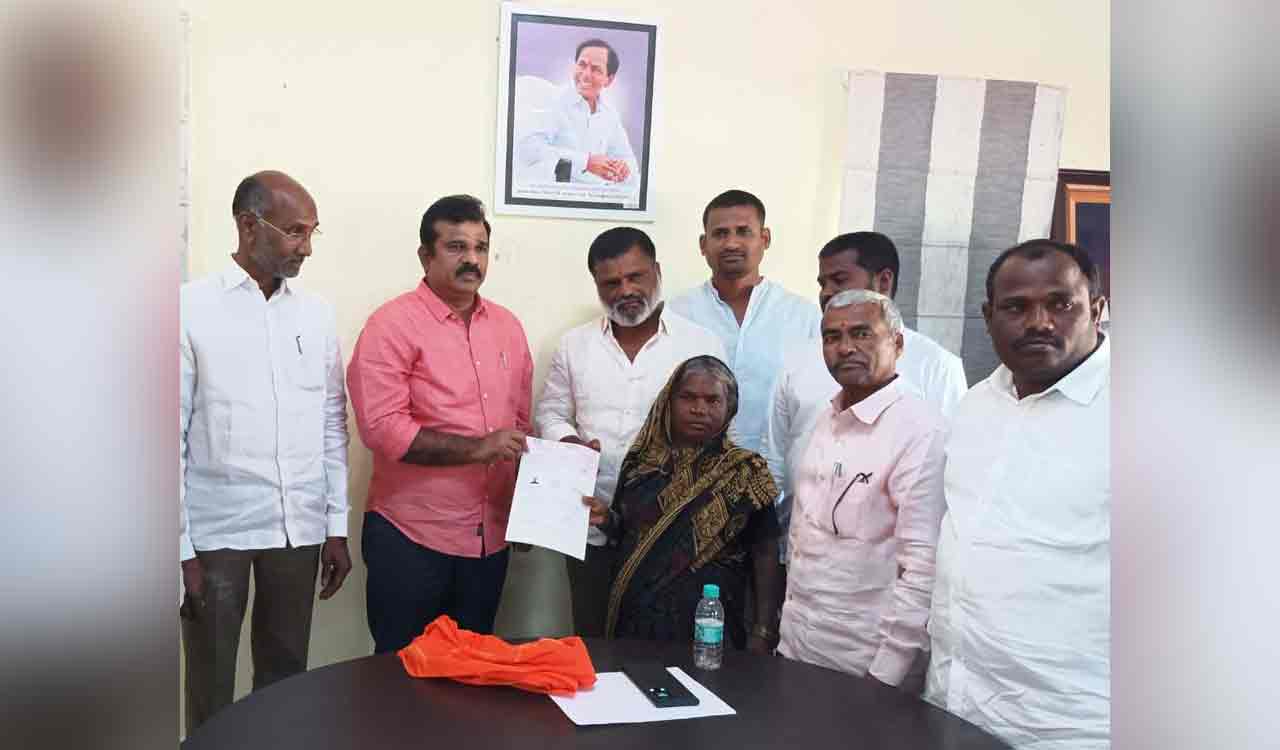 Andole MLA Chanti Kranthi Kiran presents CMRF cheques to beneficiaries