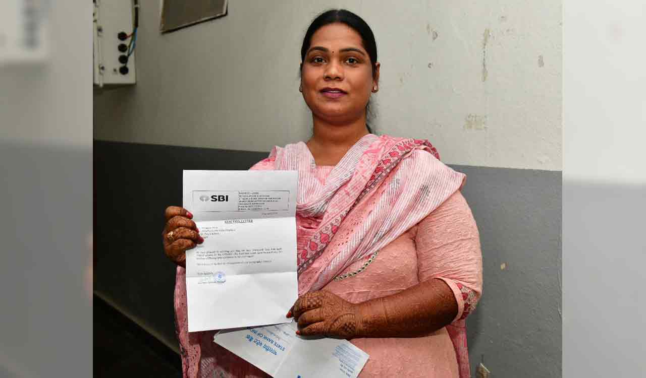 In a first, transgender persons in Karimnagar get loan, driving license