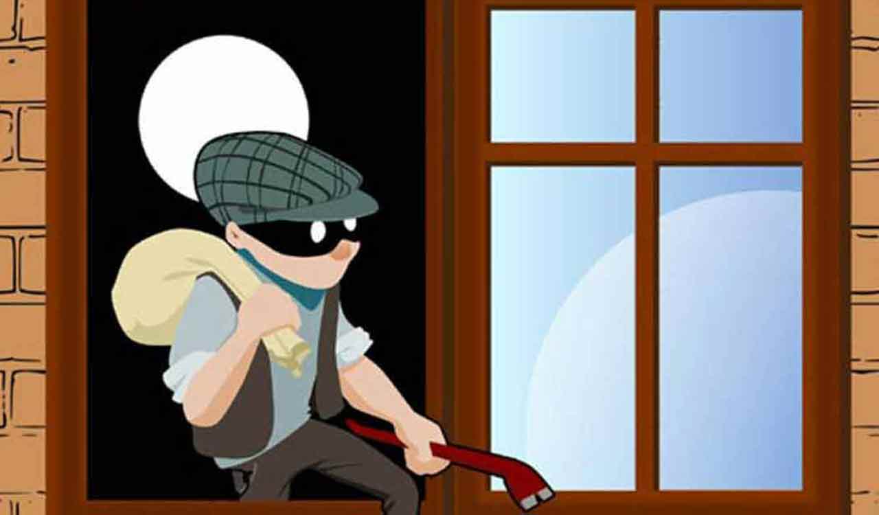 Burglars break into Kondagattu temple, flee with 15 kg silver