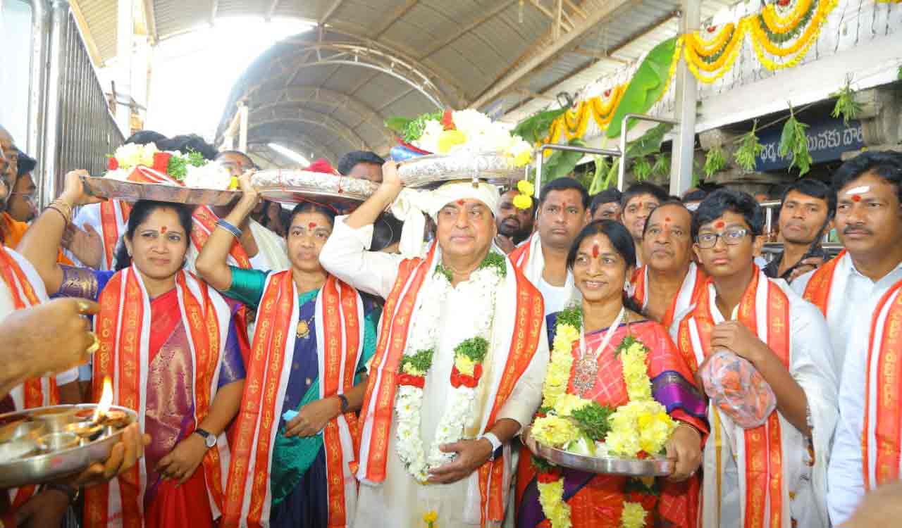 Endowment Minister presents silk clothes to Rajarajeshwara Swamy in Vemulawada