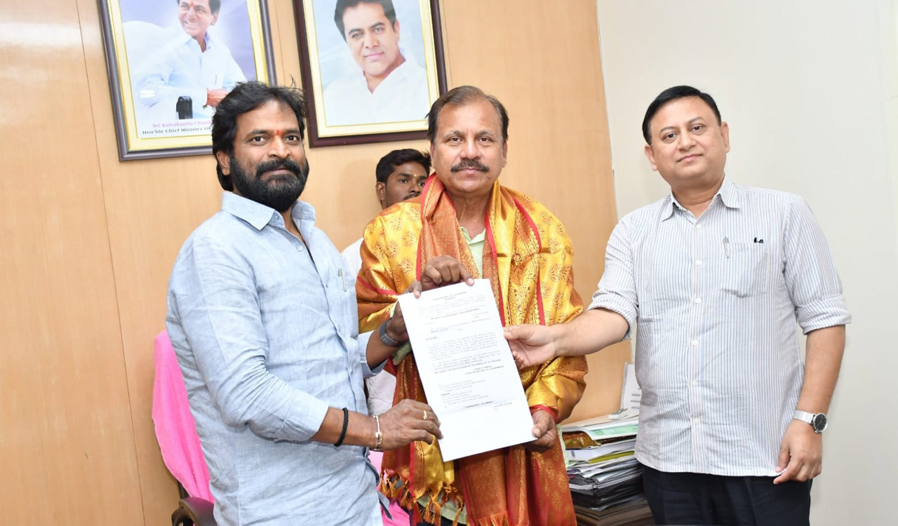 Hyderabad: Boxer Nikhat Zareen gets housing plot papers