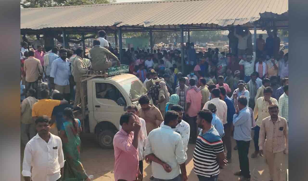Farmer manhandles commission agent at Khammam market