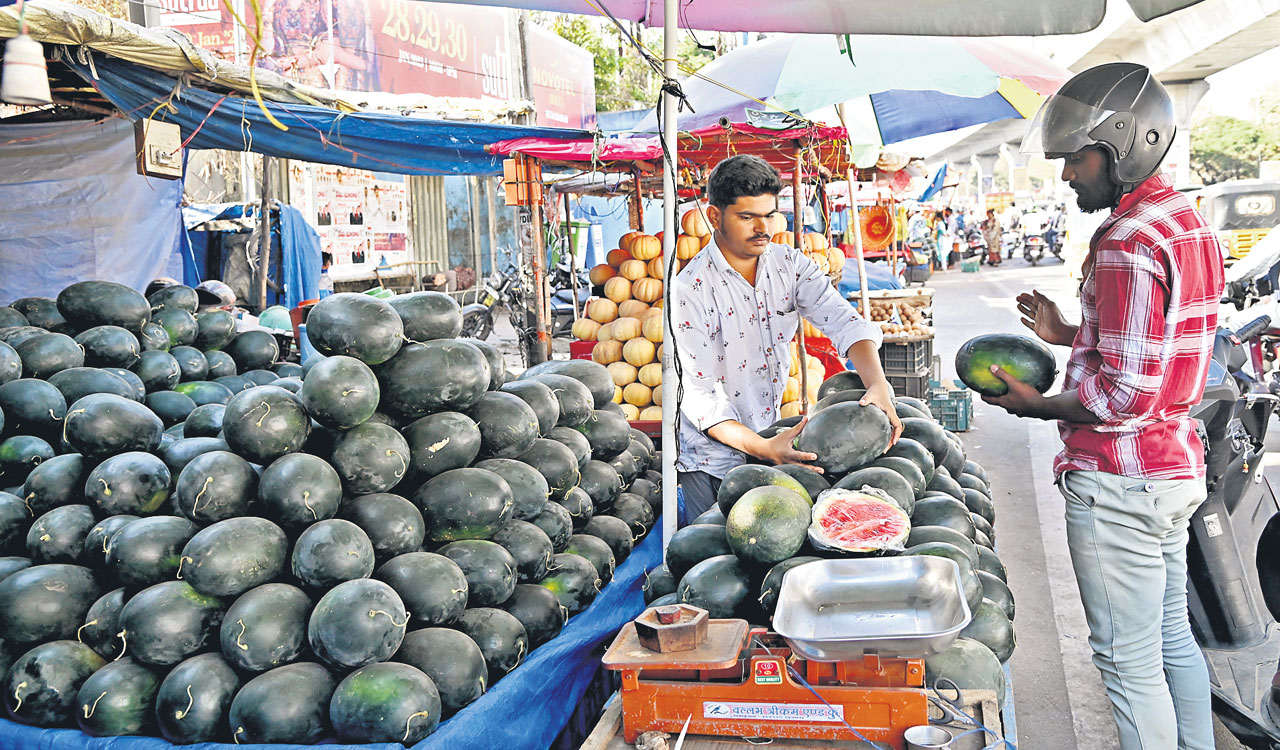 Oranges, melons flood wholesale markets in Hyderabad as summer nears