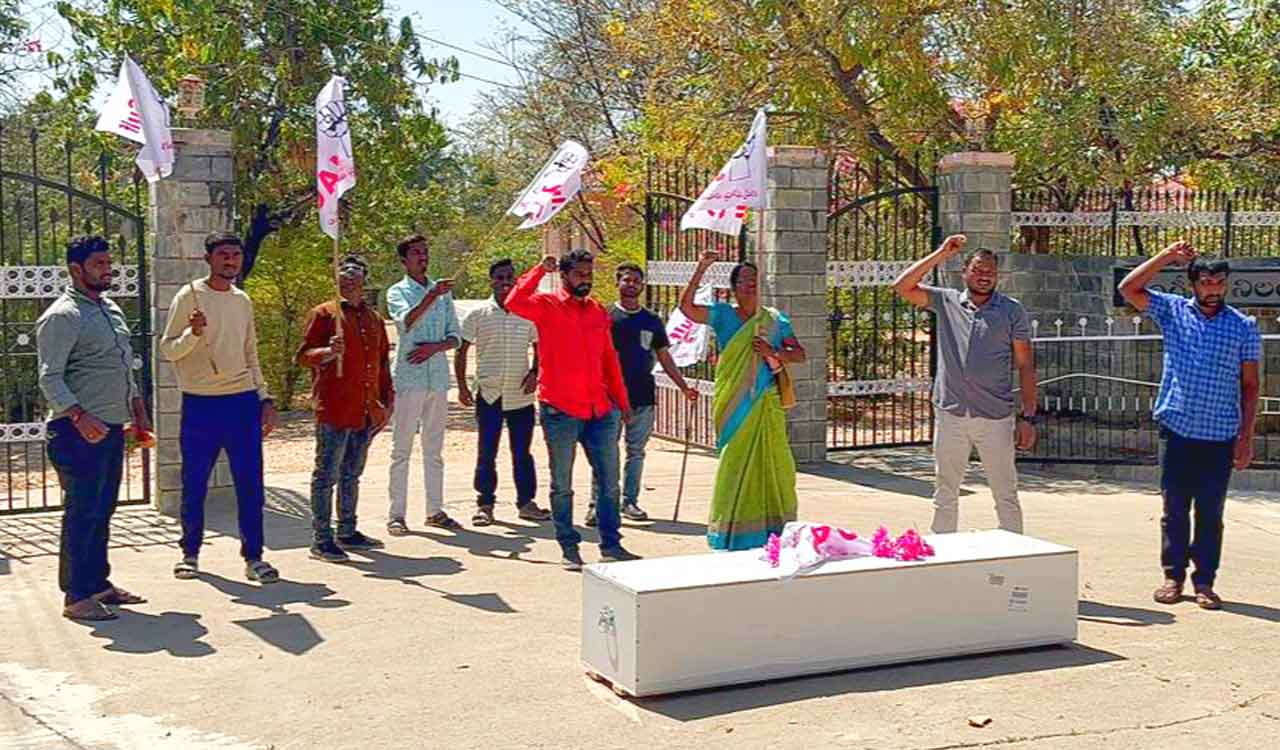 Rajanna-Sircilla: Gulf JAC stages protest with body at MLA’s house in Vemulawada
