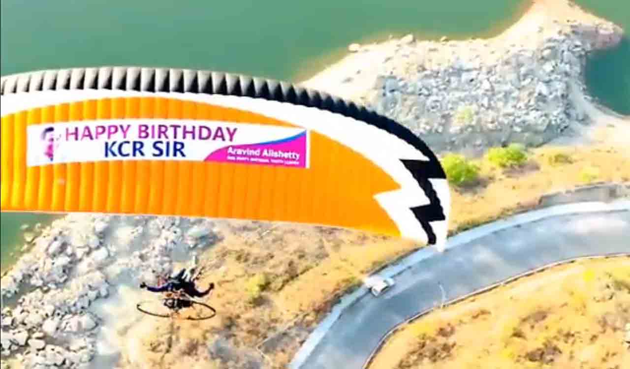 KCR Birthday: Paragliders flying over Ranganayaka Sagar creates buzz in Siddipet