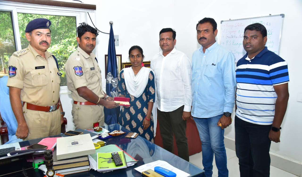 Karimnagar police return missing gold, silver ornaments to woman