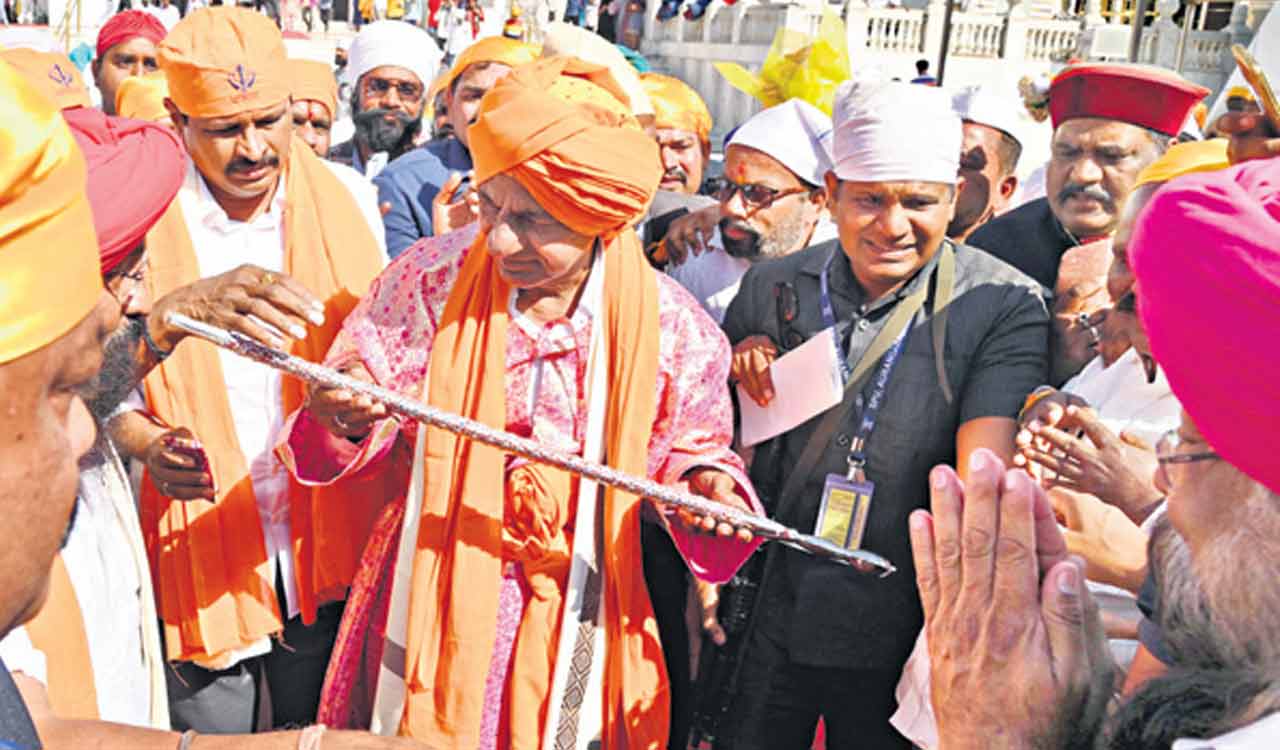 CM KCR offers prayer at Nanded Gurudwara
