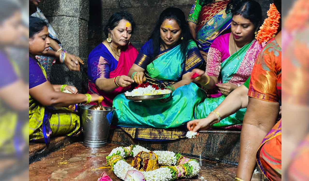 MLC K Kavitha offers prayers at Jogulamba temple